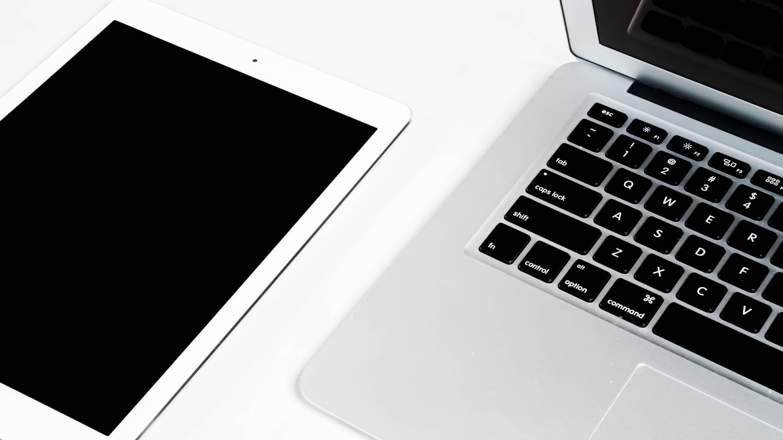 iPad czy MacBook Air? Porównanie urządzeń od Apple