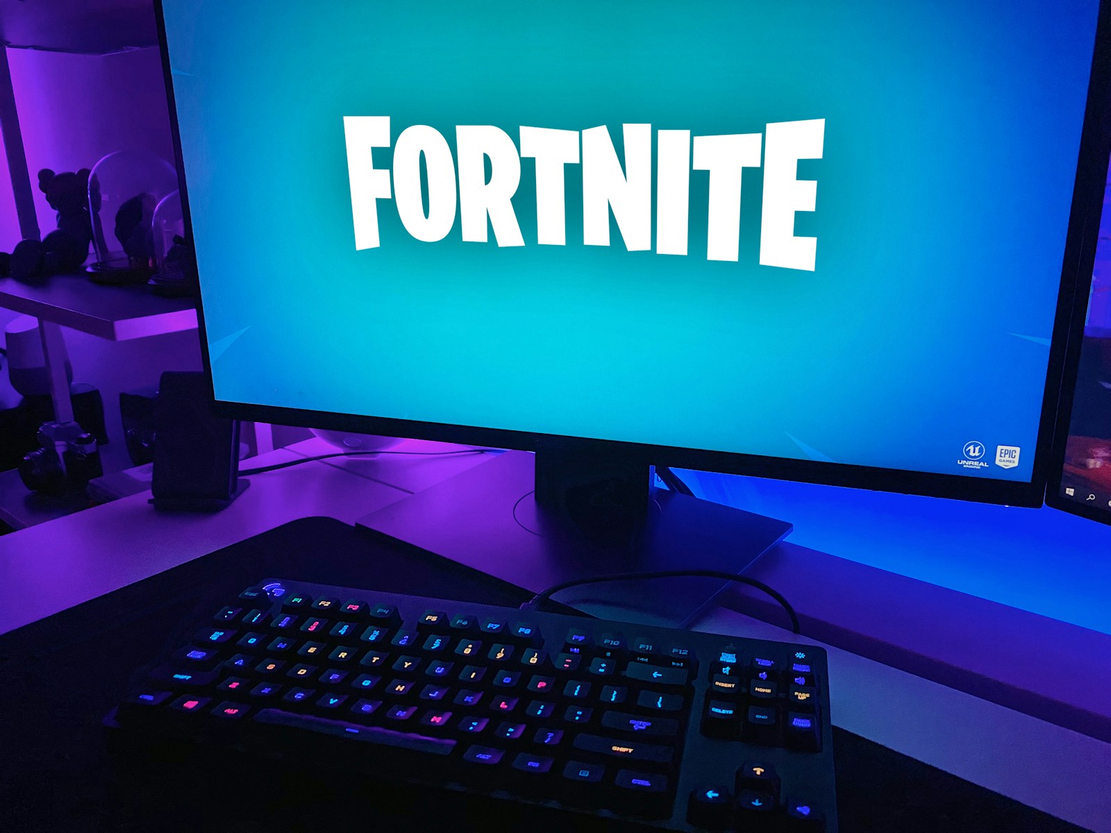 logo fortnite na monitorze