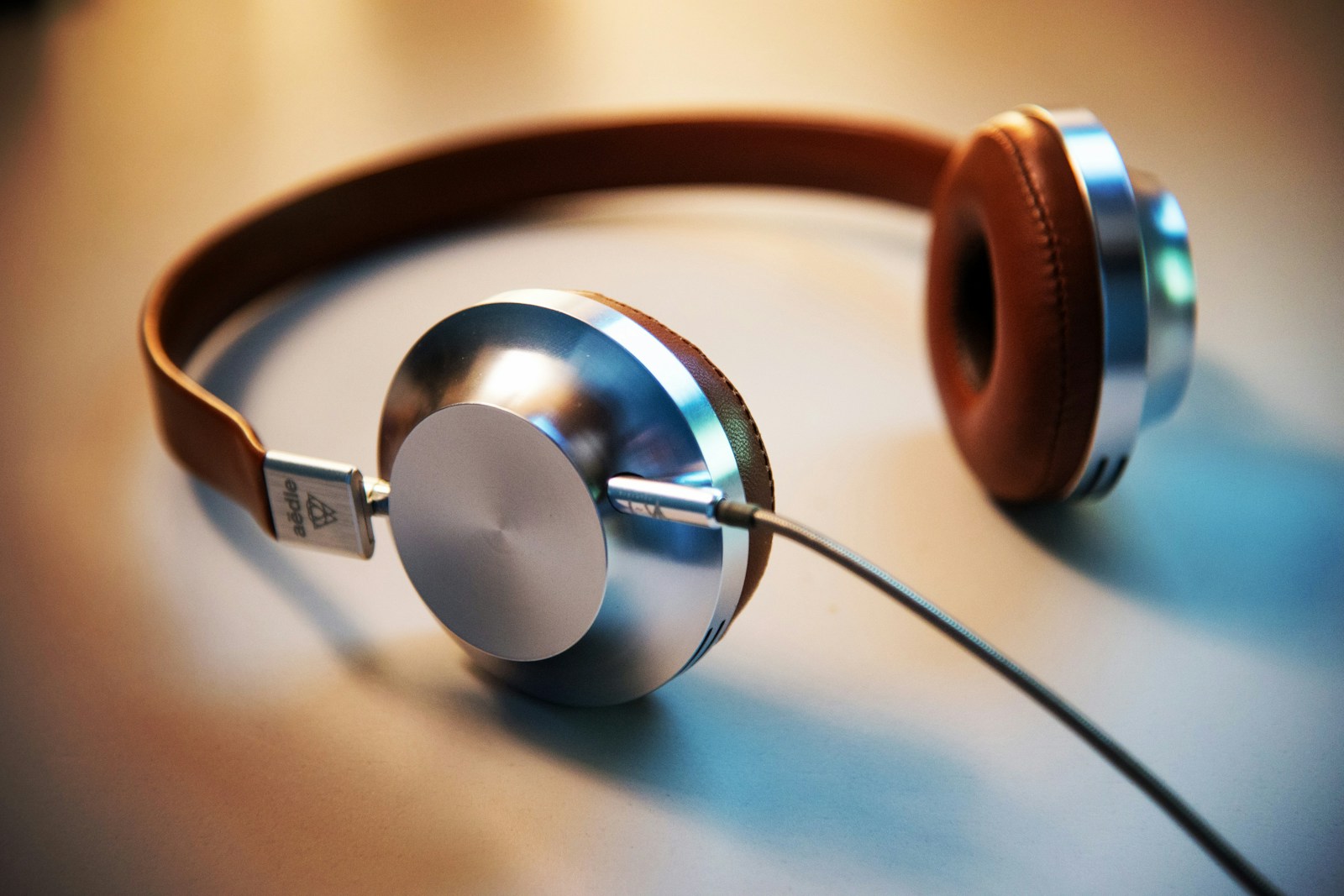 Słuchawki przewodowe czy bezprzewodowe – jakie słuchawki wybrać?