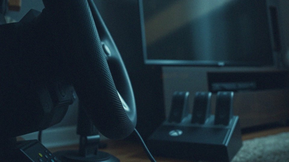 Jakie są kroki podłączenia kierownicy do Xbox One?