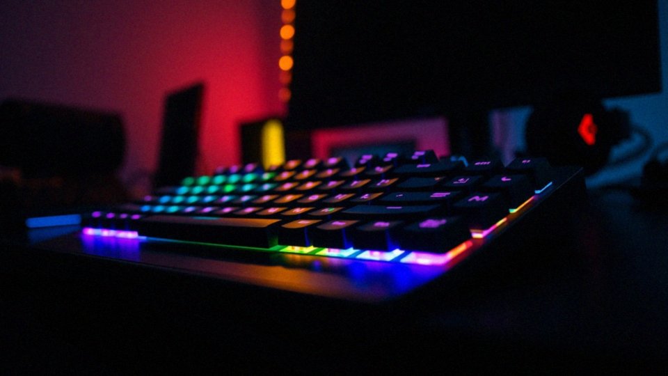 Jakie klawiatury z podświetleniem RGB dostępne są do 150 zł?